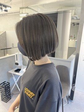 前下がりボブアッシュグレー前髪なし大人女性 ショート 普通 by One | Hairbook[ヘアブック] 気になる美容室をBOOKする