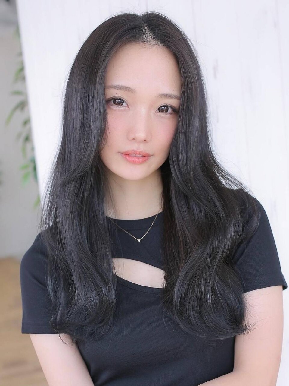 大人黒髪ロング ブラック・アッシュ系 ロング 女性 20代 普通 by | Hairbook[ヘアブック] 気になる美容室をBOOKする