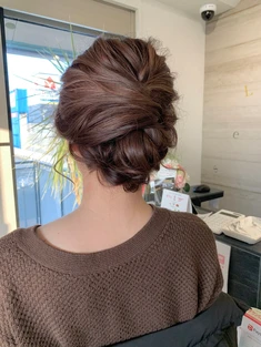 ヘアアレンジアップヘア 艶感ブラウンアッシュ