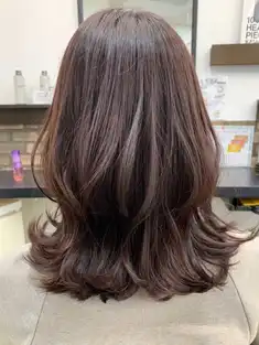 ミディアムヘア × ピンクブラウンは、顔まわりや毛先に動きをつけて質感を楽しむ