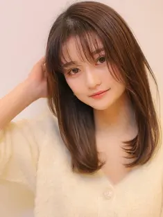 【2023冬｜ショコラカラー × シースルーバングストレートミディ】甘さ・上品さを両立させた大人可愛いヘアスタイル◎