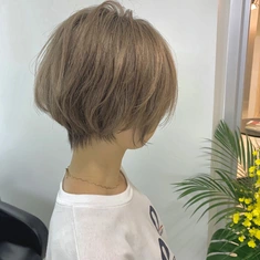 レイヤーショートヘアミルクティーベージュ