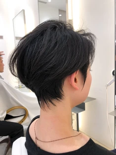 【2023 冬 | ハンサムショート】落ち着きのあるカラーとショートヘアの掛け合わせでクールさを引き出す大人のキレイめスタイル◎