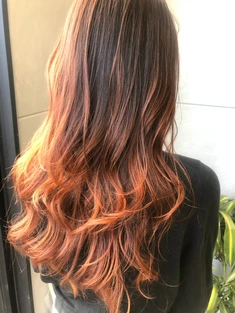 トレンドオレンジブラウンバレイヤージュ巻き髪ロング