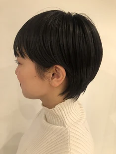 シンプルなストレートショートでまとまるヘアスタイル