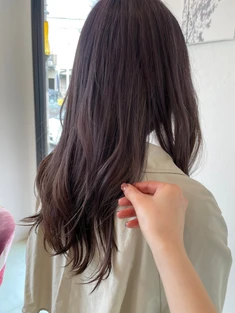 清楚感溢れるナチュラルなヘアスタイル