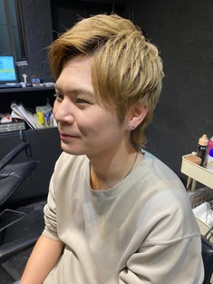 ハイトーンアップバングヘアスタイル　