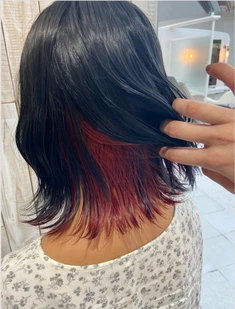 赤のインナーカラー×黒髪ミディアムヘア