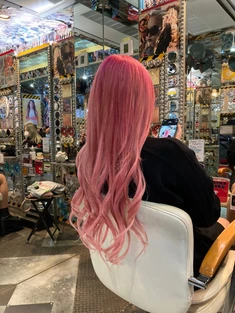 エクステ派手髪ピンクゆる巻きロング