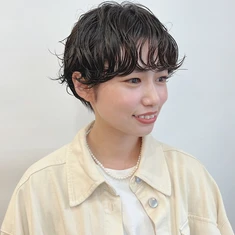 山野 稚奈抜け感ニュアンスパーマショートボブスタイル