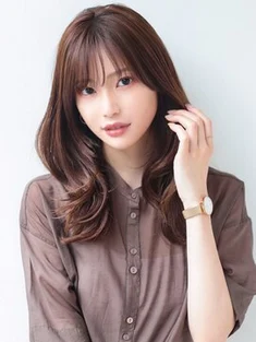 大人かわいい外はねレイヤーくびれミディアム　20代30代40代