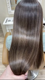 つるんとしたさらさらヘアが◎癖毛対策に◎ 
ダメージレス縮毛矯正＋カット