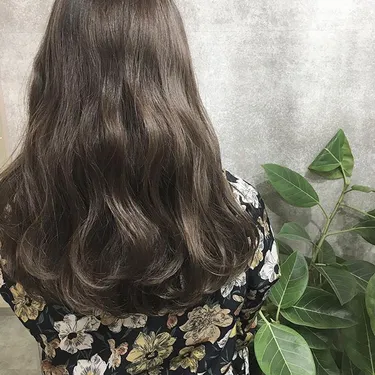 背景画像: ～ノンダメージ認定サロン®️～の 
｢傷ませないヘアカラー｣
 驚きの質感・ツヤ感・手触りに