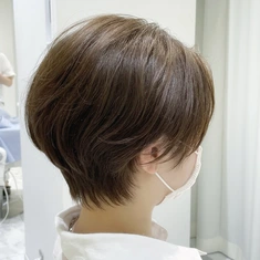 40代女性ふんわり髪型で小顔に見えるショートヘア